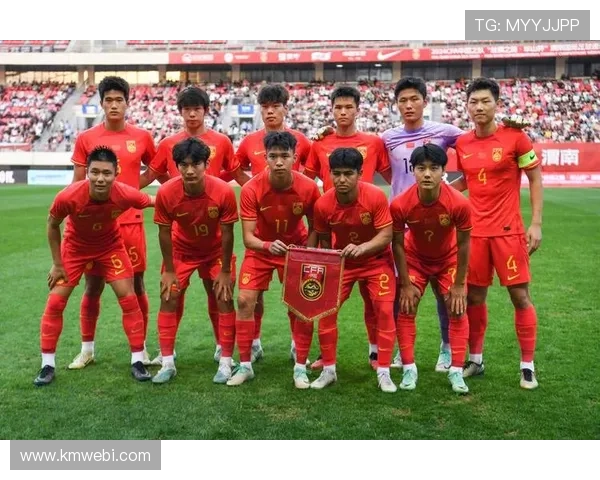 国足备战世预赛迎关键战，主帅调整阵容引发球迷热议持续发酵中外媒